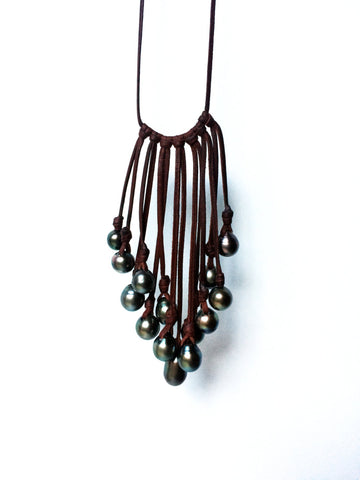 Sautoir de perles de Tahiti sur cuir, collier grappe pour femme de style boho chic, belles perles noires de haute qualité