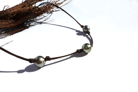 Perles noires de Tahiti sur cuir australien taille du collier adaptable style du collier minimaliste chic