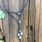 Perles de Tahiti sur cuir, collier long pour femme, pièce unique.