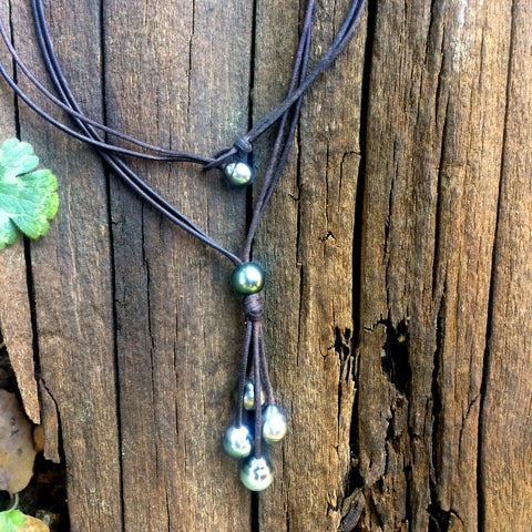 Perles de Tahiti sur cuir, collier long pour femme, pièce unique, Perla Mundi