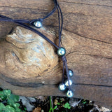 Perles de Tahiti sur cuir, collier long pour femme, pièce unique.