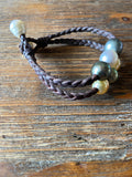 RÉSERVÉ Magnifique bracelet de perles de Tahiti et Australie montées sur cuir tressé.