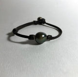 Bracelet grosse Perle de Tahiti baroque sur un cuir australien marron