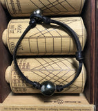 Bracelet grosse Perle de Tahiti baroque sur un cuir australien marron