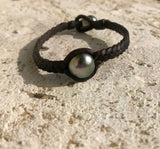 Bracelet pour femme perles de tahiti sur une superbe cuir tressé. Fait main en France, Produits de haute qualité.
