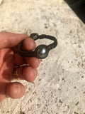 Bracelet pour femme perles de tahiti sur une superbe cuir tressé. Fait main en France, Produits de haute qualité.