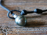 Perle de Tahiti argenté sur du cuir australien noir, collier lasso pour femme