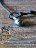 Perle de Tahiti argenté sur du cuir australien noir, collier lasso pour femme