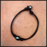 Perles de Tahiti bracelet homme cuir australien bracelet style surfer belle perle noire sur cuir.