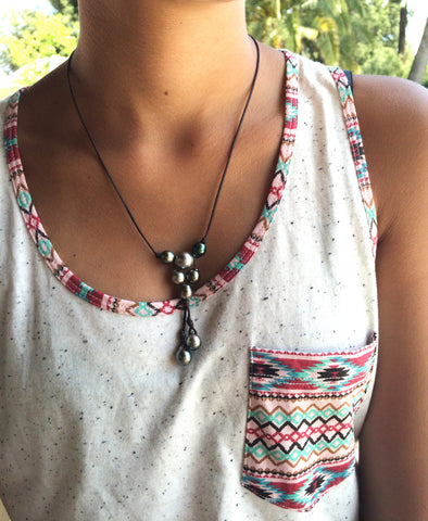 Collier femme perles de Tahiti sur cuir, collier original fait main, belles perles naturelles. Peut se porter pour un mariage