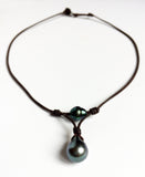 Perles de Tahiti et cuir, collier perles de culture et cuir australien naturel. Perles de Tahiti de très belle qualité sur cuir solide.