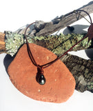 Collier deux perles de Tahiti sur cuir marron. Collier ras de cou femme ou homme