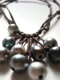 Perles de Tahiti sur cuir, collier grappe de perles de Tahiti sur cuir précieux roulé à la main, collier femme deux longueurs