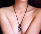 Perles de Tahiti sur cuir, collier grappe femme