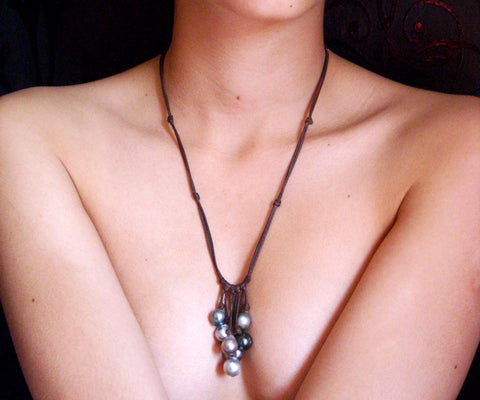 Perles de Tahiti sur cuir, collier grappe de perles de Tahiti sur cuir précieux roulé à la main, collier femme deux longueurs