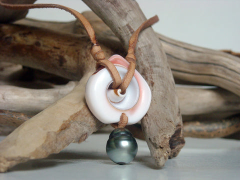 Perle de Tahiti, coquillage lambis, perle d'eau douce et perle d'argent massif sur cuir naturel