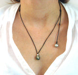 Collier femme deux perles de tahiti sur cuir, le montage du collier de perles est original et féminin, la longueur est ajustable