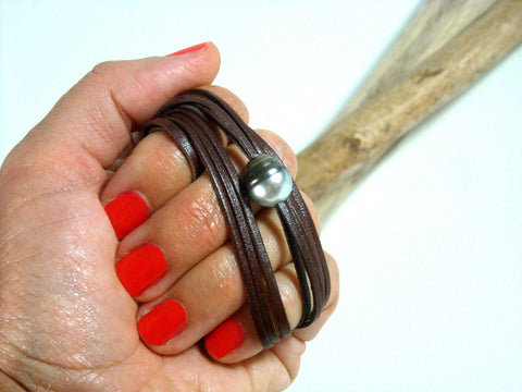 Perle de Tahiti, bracelet femme ou homme, ajustable, cuir australien, fermoir argent massif. Véritable perle de culture de Tahiti sur cuir.