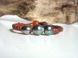 Perles de Tahiti sur cuir, cornaline, bracelet tressé pour femme. Perles certifiées.