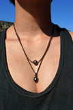 Collier perles de Tahiti sur cuir, véritables et très belles perles noires de Tahiti sur cuir