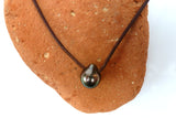 Collier de perles de Tahiti sur pour cuir femme ou homme - perles de culture de Tahiti de belle qualité