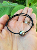 Perle noire de Tahiti, bracelet adaptable unisexe, cuir australien. Véritable perle noire de très bonne qualité.